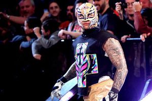 Rey Mysterio, con pie y medio fuera de la WWE