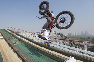 Dupont recorre en moto la montaña rusa de Chapultepec