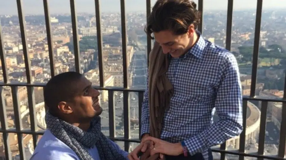 Jugador de NFL pide matrimonio a su novio en el Vaticano