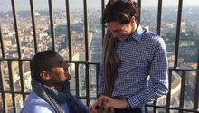 Jugador de NFL pide matrimonio a su novio en el Vaticano