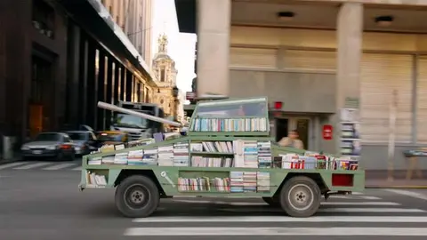Regalan libros desde 'tanque de guerra'