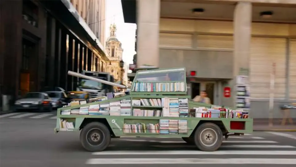 Regalan libros desde 'tanque de guerra'