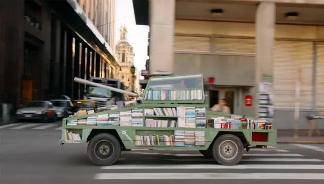 Regalan libros desde 'tanque de guerra'