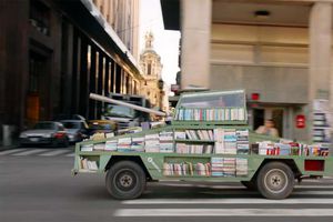 Regalan libros desde 'tanque de guerra'