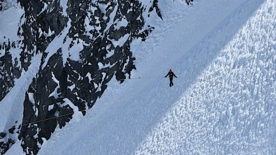 Equilibrista rompe récord de altura en montaña suiza