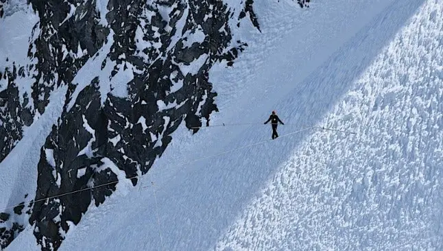 Equilibrista rompe récord de altura en montaña suiza