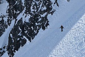 Equilibrista rompe récord de altura en montaña suiza