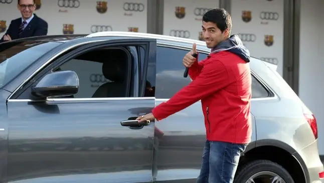 Jugadores del Barça estrenan automóviles