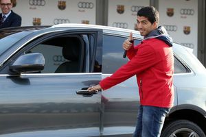 Jugadores del Barça estrenan automóviles