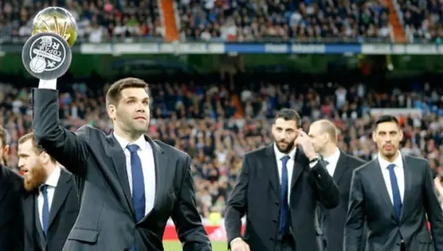 Ayón y Real Madrid presumen Copa del Rey en el Bernabéu