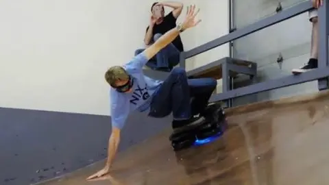 Tony Hawk prueba la patineta de Volver al Futuro