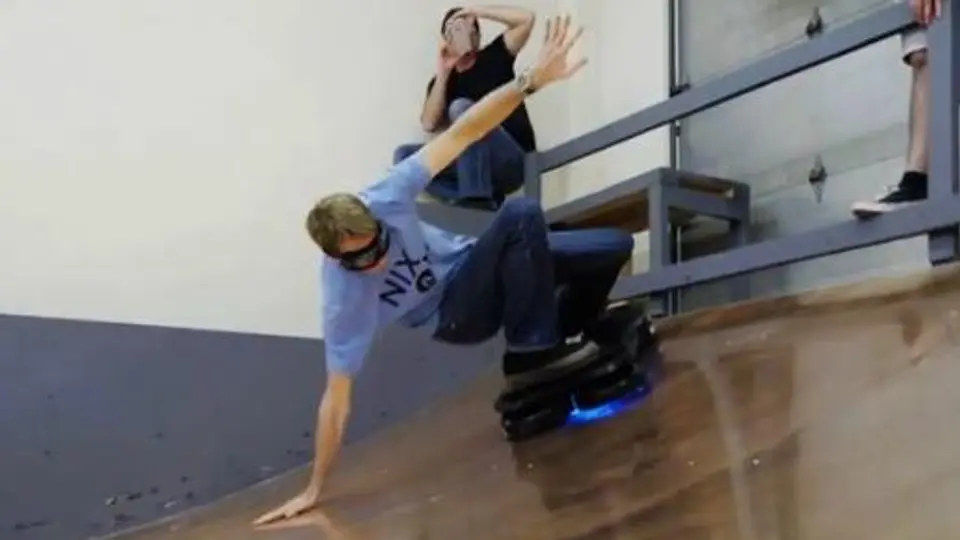 Tony Hawk prueba la patineta de Volver al Futuro