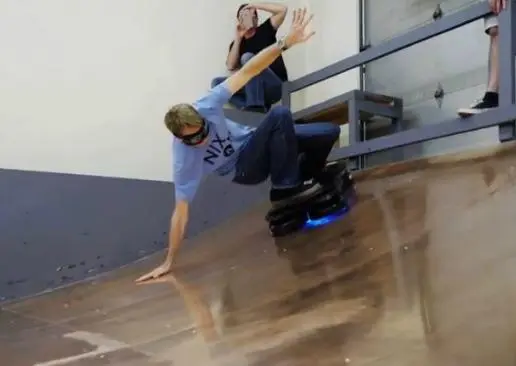 Tony Hawk prueba la patineta de Volver al Futuro
