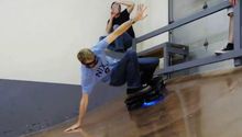 Tony Hawk prueba la patineta de Volver al Futuro