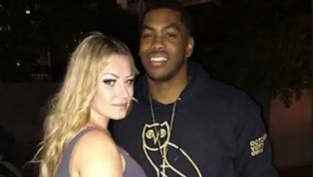 Jugador de futbol americano colegial deja pornstar por modelo