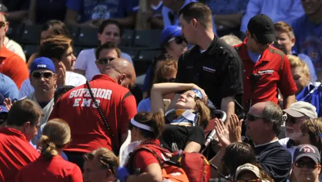 Fan es golpeada por batazo de foul en partido de MLB