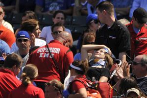 Fan es golpeada por batazo de foul en partido de MLB