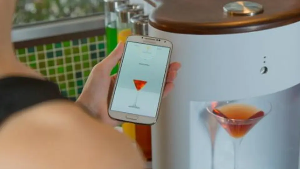 Somabar: el bar tender' robot que mezcla con ayuda de un móvil