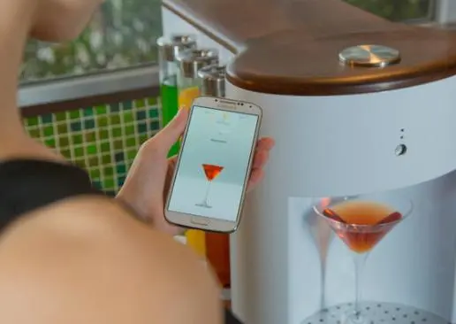 Somabar: el bar tender' robot que mezcla con ayuda de un móvil