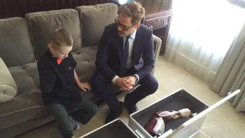 'Iron Man' regala brazo biónico a un niño