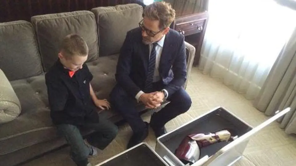 'Iron Man' regala brazo biónico a un niño