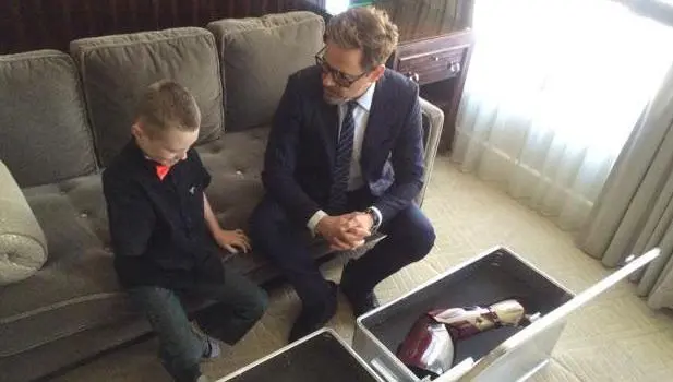 'Iron Man' regala brazo biónico a un niño