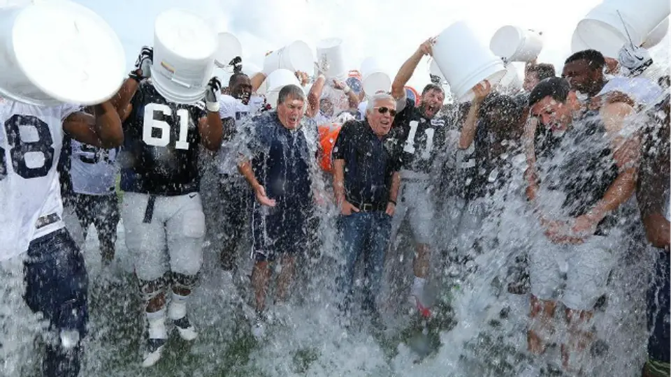 Deportistas inundan la red con el 'ALS Bucket Challenge'