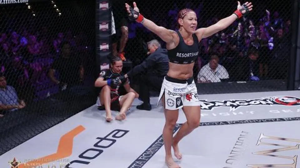 Cyborg defiende su título en 45 segundos