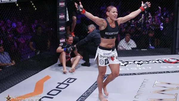 Cyborg defiende su título en 45 segundos
