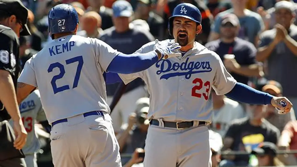 Adrián González iguala récord de dobles de Vinny Castilla
