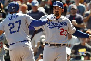 Adrián González iguala récord de dobles de Vinny Castilla