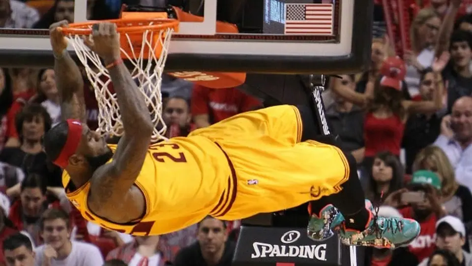LeBron James tiene un regreso difícil en Cleveland