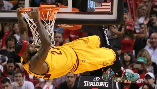 LeBron James tiene un regreso difícil en Cleveland