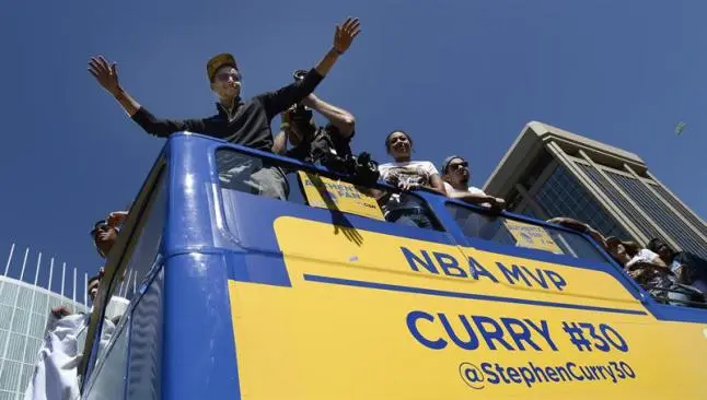 Medio millón de personas acude a desfile de los Warriors