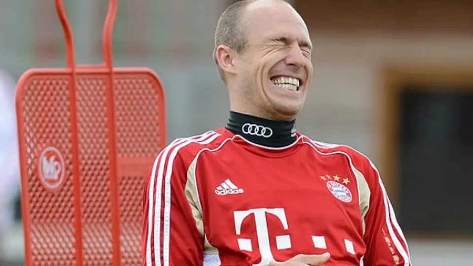 Robben bromea sobre una mordida de cocodrilo en su mano