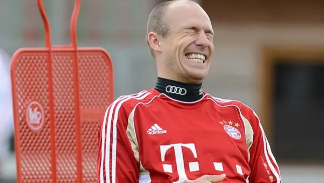 Robben bromea sobre una mordida de cocodrilo en su mano