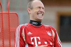 Robben bromea sobre una mordida de cocodrilo en su mano