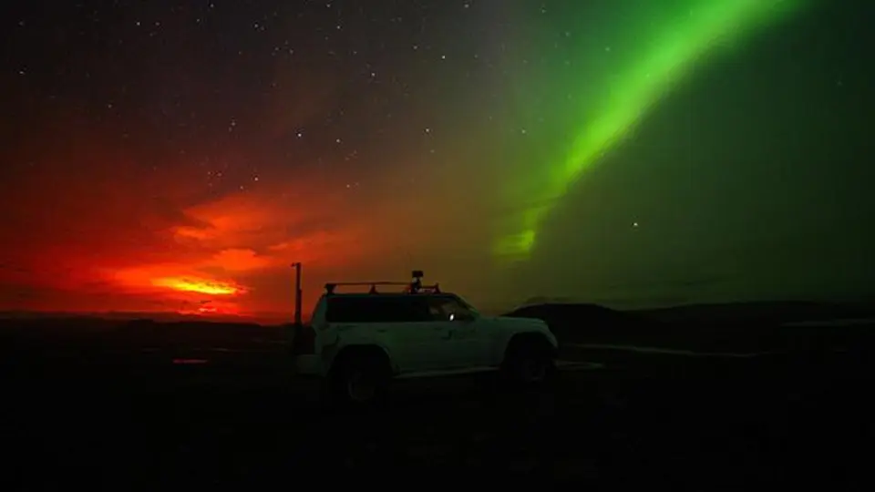 Aurora boreal y erupción de volcán coinciden en Islandia