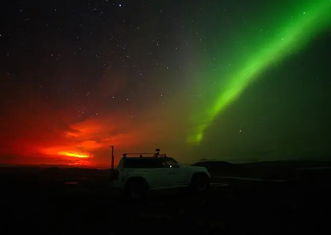 Aurora boreal y erupción de volcán coinciden en Islandia