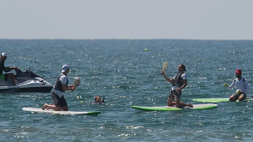 Dolgopolov y Anderson juegan tenis abordo de tablas de surf