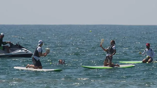 Dolgopolov y Anderson juegan tenis abordo de tablas de surf