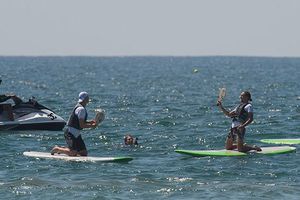 Dolgopolov y Anderson juegan tenis abordo de tablas de surf