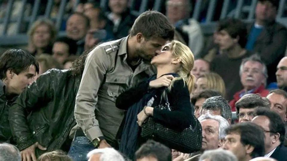 Shakira le da clases de futbol a Piqué