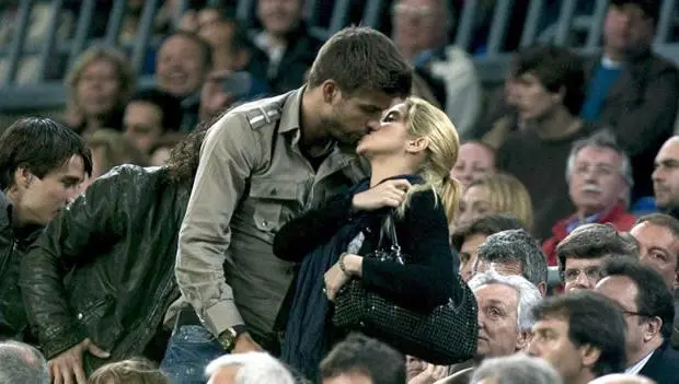 Shakira le da clases de futbol a Piqué