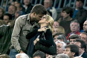 Shakira le da clases de futbol a Piqué