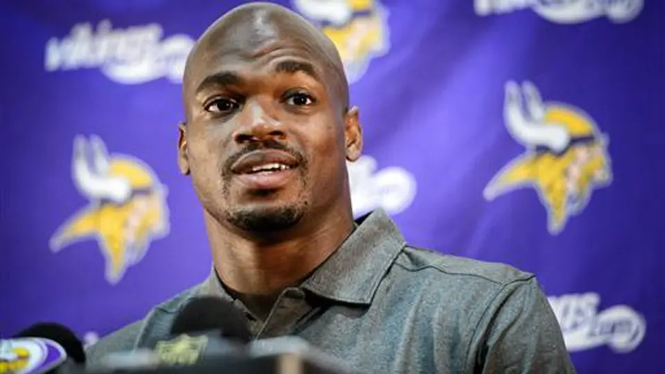 Adrian Peterson regresa con los Vikingos de Minnesota