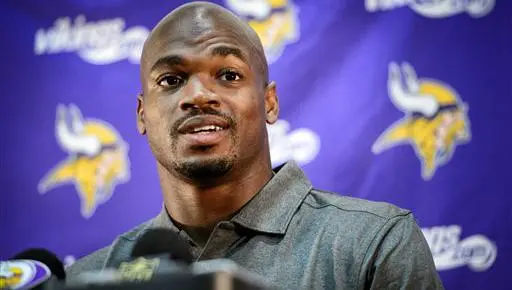 Adrian Peterson regresa con los Vikingos de Minnesota