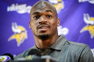 Adrian Peterson regresa con los Vikingos de Minnesota