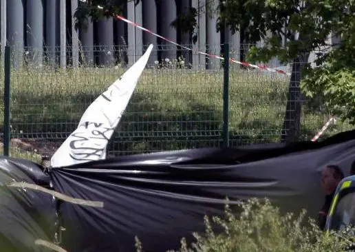Terrorista se toma selfie con cabeza de la víctima
