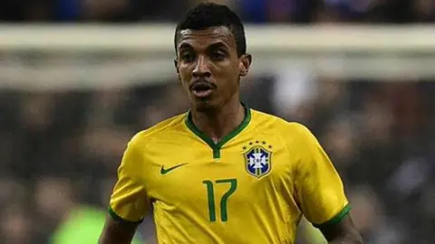 Luiz Gustavo, otra baja de Brasil para Copa América